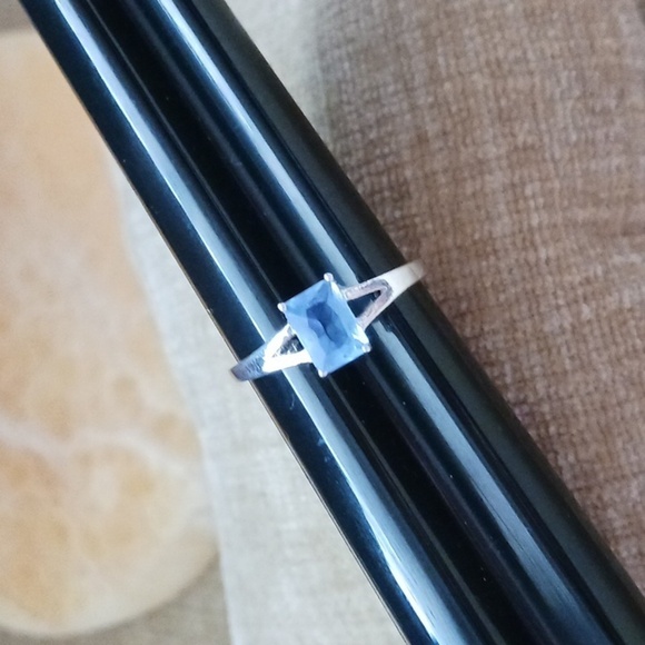Silver Four Prong Synthetic Crystal Stonw Ring - Picture 1 of 10